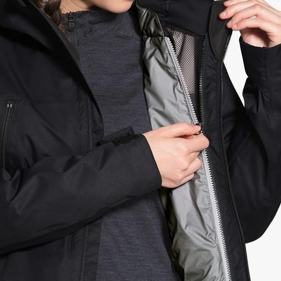 The North Face lightweight jacket for warmth - Picture 2 of 12